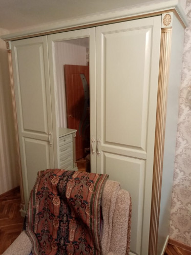 Шкаф трёхстворчатый из натурального дерева из серии Пальма, массив сосны, цвет оливковый декорирован золотой патиной, мебель выполнена по индивидуальному проекту.